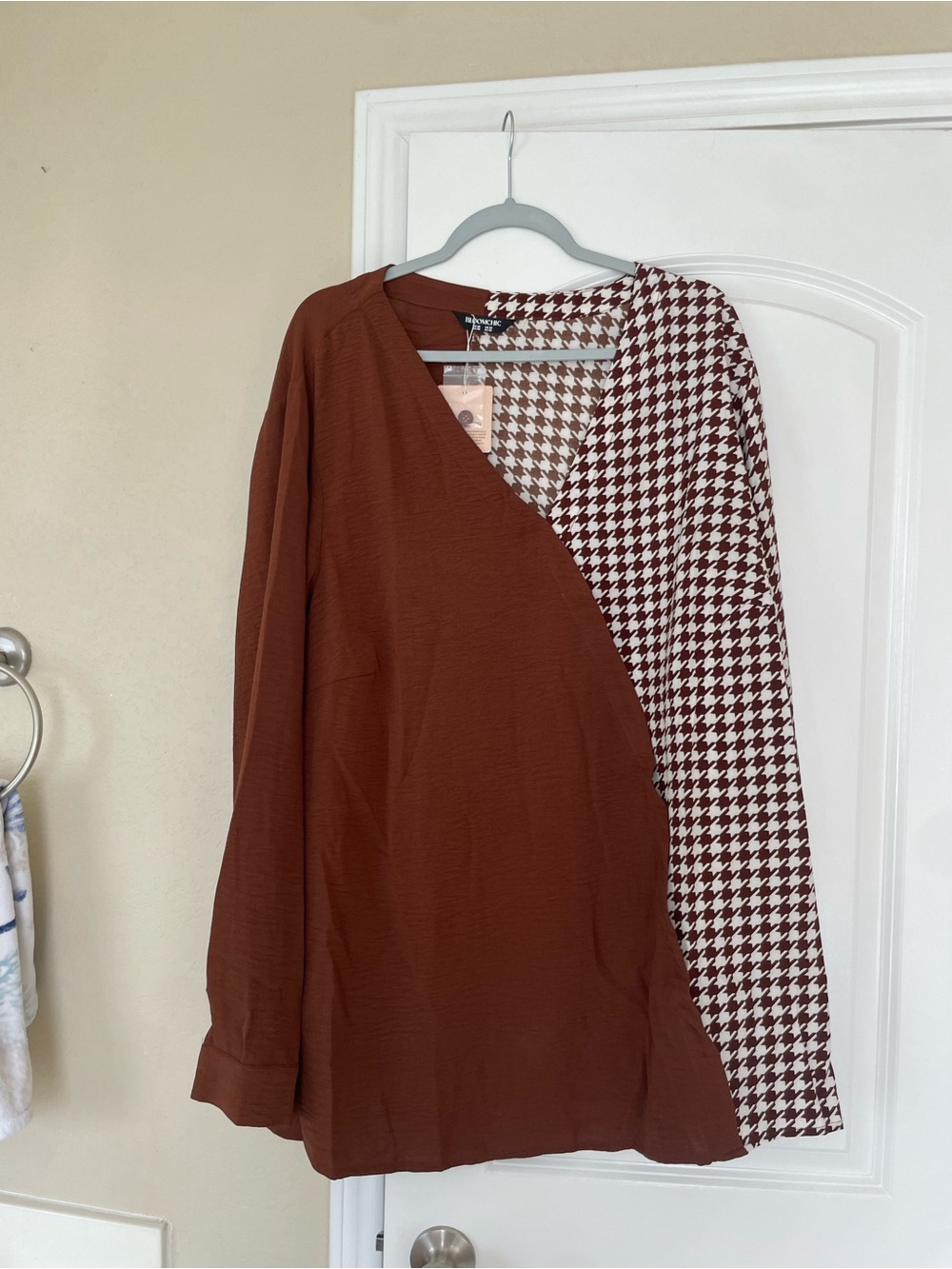 BloomChic Two-Tone Brown & White Houndstooth Blouse